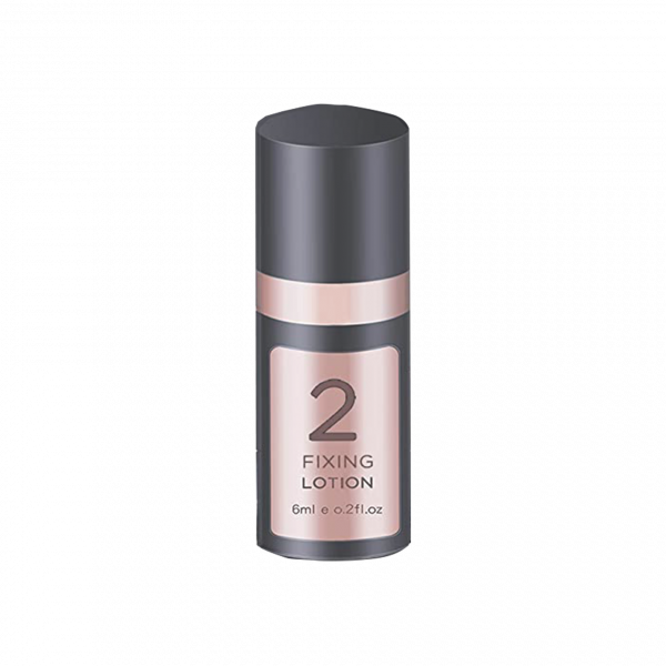 La lotion fixatrice intervient après la lotion permanente, utilisée pour fixer la forme de la ligne de sourcils.