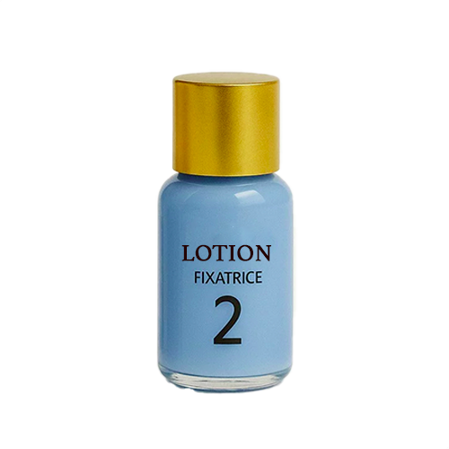 La lotion fixatrice intervient après la lotion permanente, utilisée pour fixer la forme de la courbure des cils